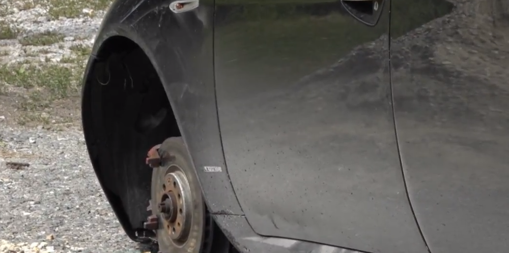 Opitý vodič unikal niekoľko kilometrov, nezastavil ho ani defekt  