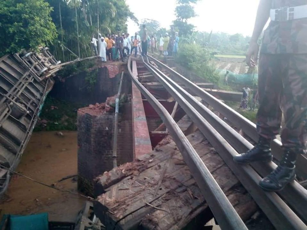 Ku vlakovému nešťastiu došlo v severovýchodnej časti Bangladéša pri prejazde mostu nad kanálom.