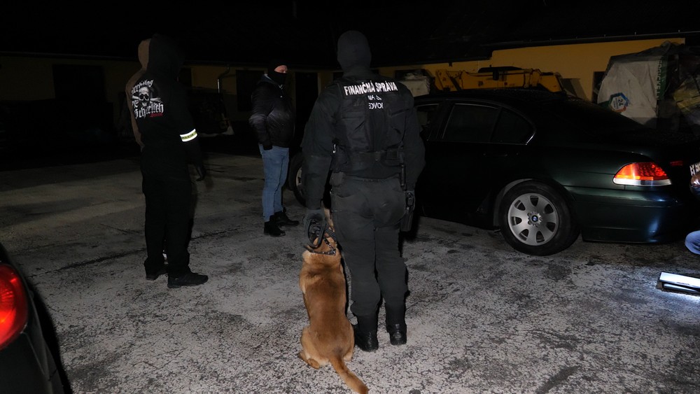 Kukláči vtrhli do jednej z kancelárií v blízkosti centra Bytče. V putách odviedli troch mužov