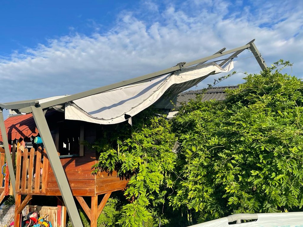 V Chorvátskom Grobe do jedného z domov vietor odfúkol markízu k susedovi