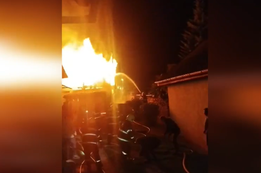 Plamene zachvátili domovú prístavbu. Príčinou požiaru mohlo byť auto