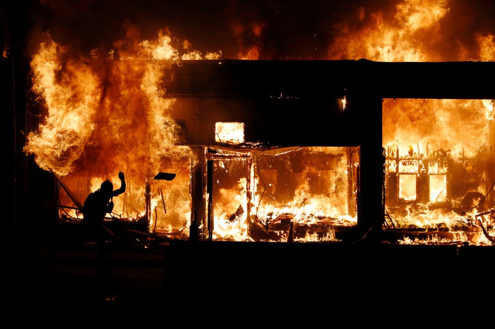 Protesty v USA vyvolané policajným zásahom sa stupňujú