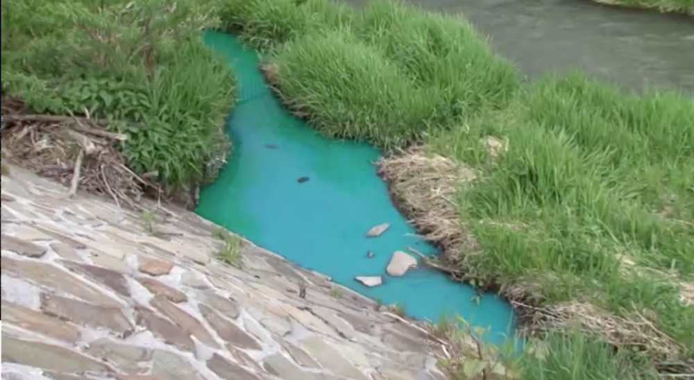 Miestny potok v Žiline dostal zvláštne sfarbenie