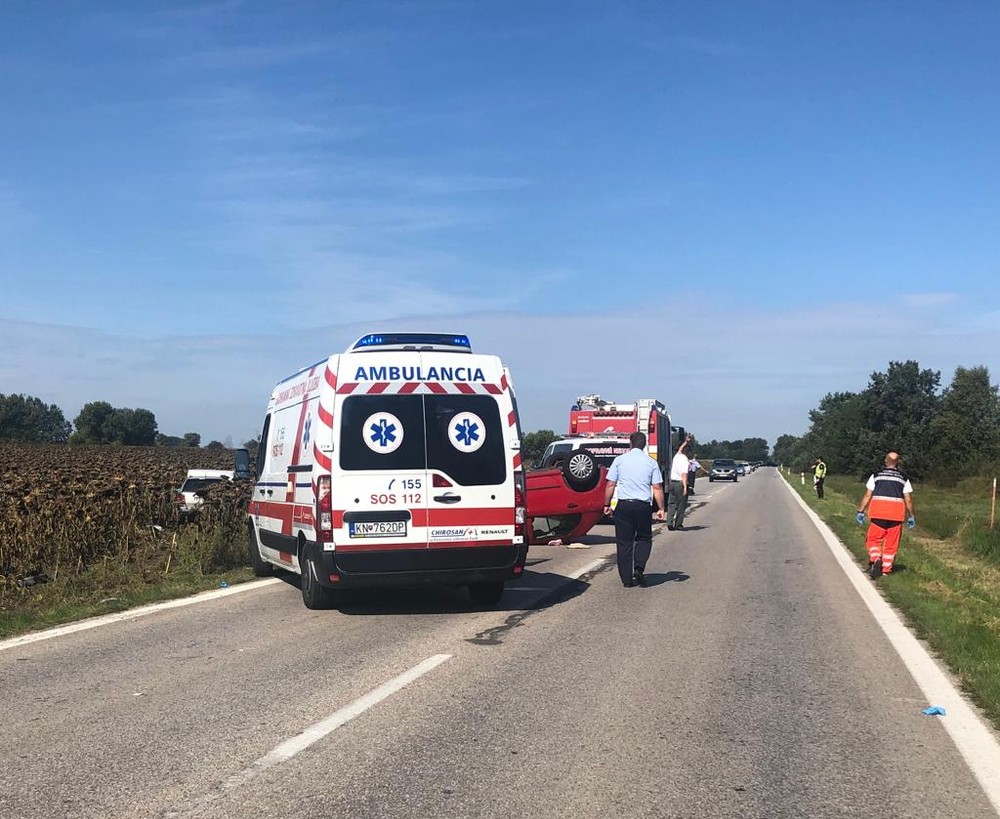 Pri čelnej zrážke zomrel muž. Spolujazdkyňu urýchlene transportovali leteckí záchranári 