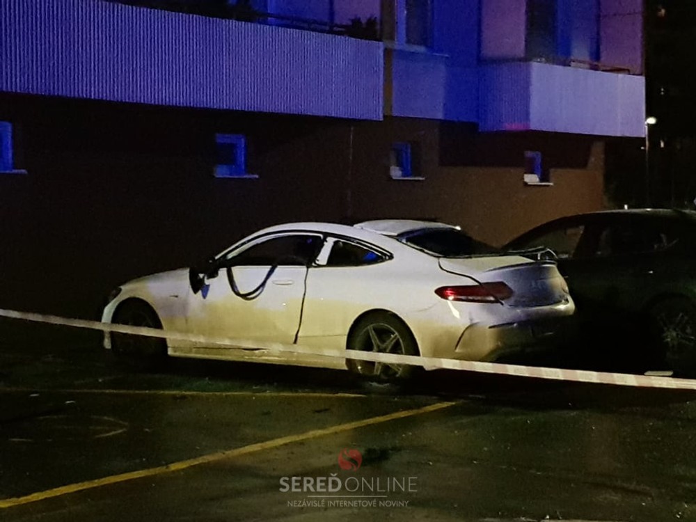 V Seredi vybuchlo pod bytovkou luxusné auto 5