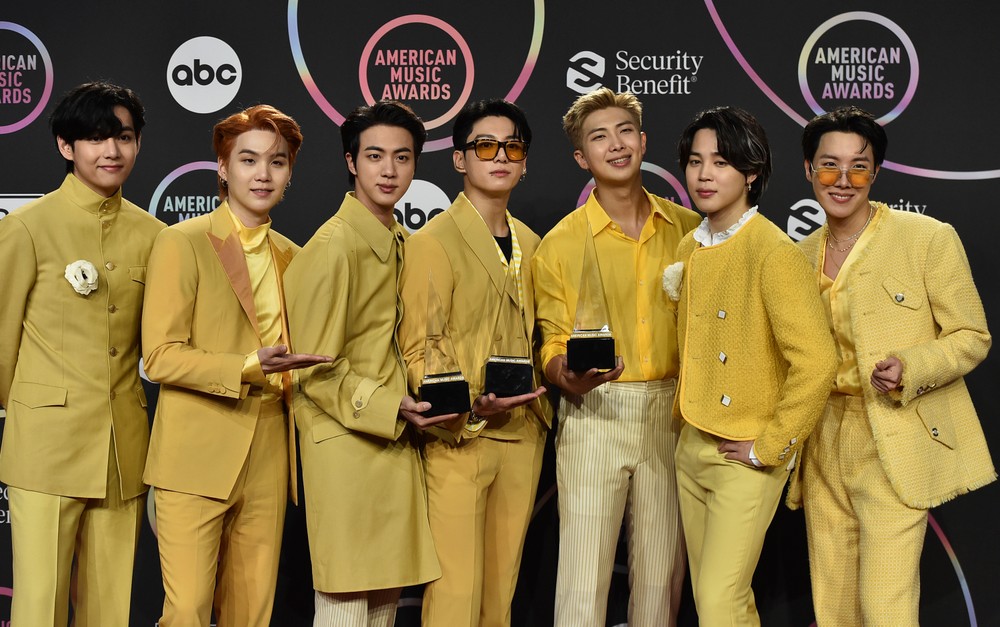 2021_American_Music_Awards_-_Press_Room_95084-41b1a80ba23442a1b7c26c073f6a01b2