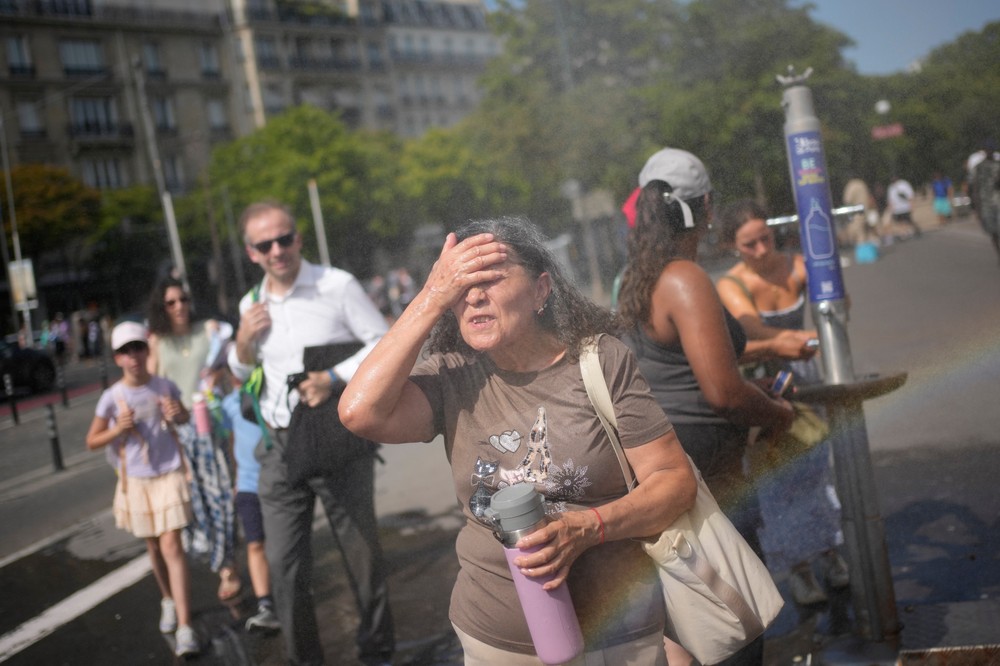 France_Heat_Counting_the_Dead472065
