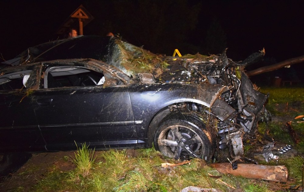 Opitý vodič skončil s autom v koryte potoka. To mu však neprekážalo, pokračoval ďalších 50 metrov