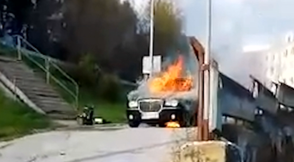 Mladej žene začalo horieť auto počas jazdy. Pred plameňmi sa snažila uniknúť aj so svojim dieťaťom