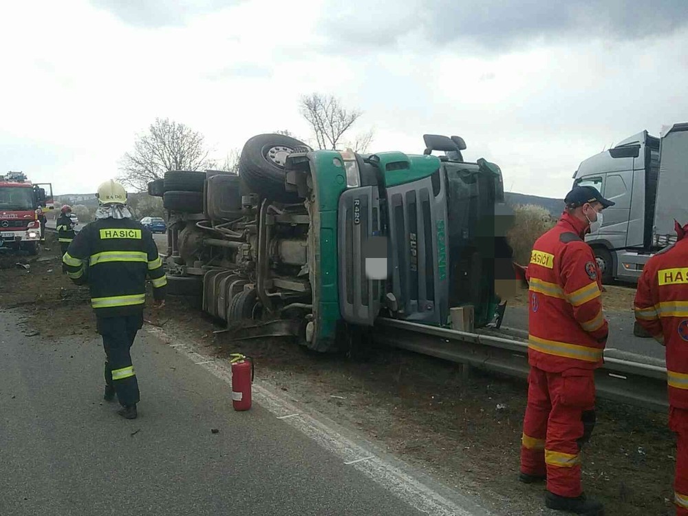 Diaľnicu D2 zablokovala nehoda