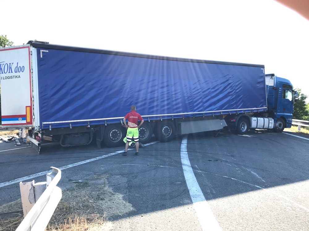 Vážna nehoda si vyžiadala výjazd leteckých záchranárov. Na ceste ostal prevrátený kamión