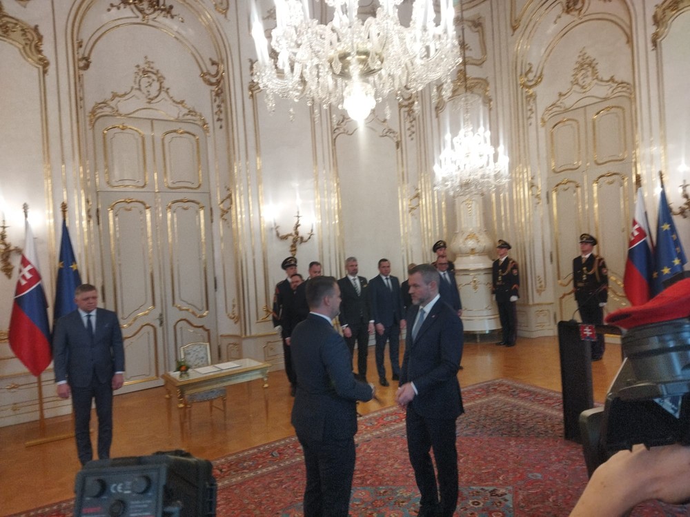 Samuel Migaľ si podáva ruku s prezidentom 