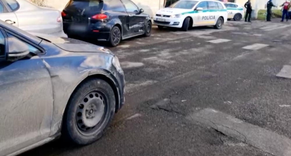 Nebezpečnou  jazdou ohrozoval vodičov a poškodil tri autá