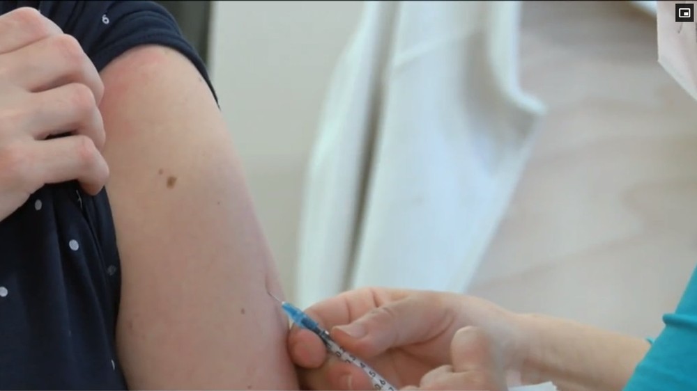 Viac ako 66-tisíc ľudí už dostalo na Slovensku tretiu dávku vakcíny.