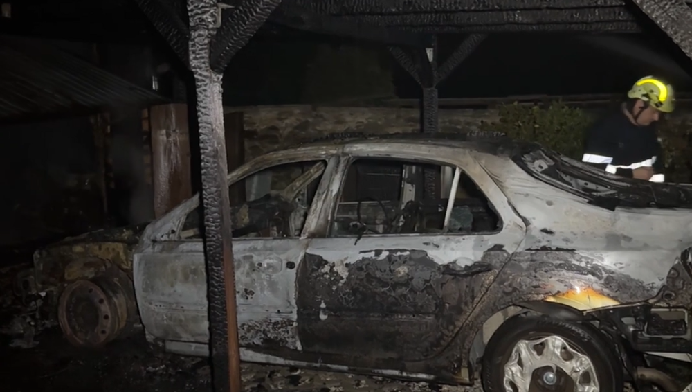 Plamene zachvátili domovú prístavbu. Príčinou požiaru mohlo byť auto