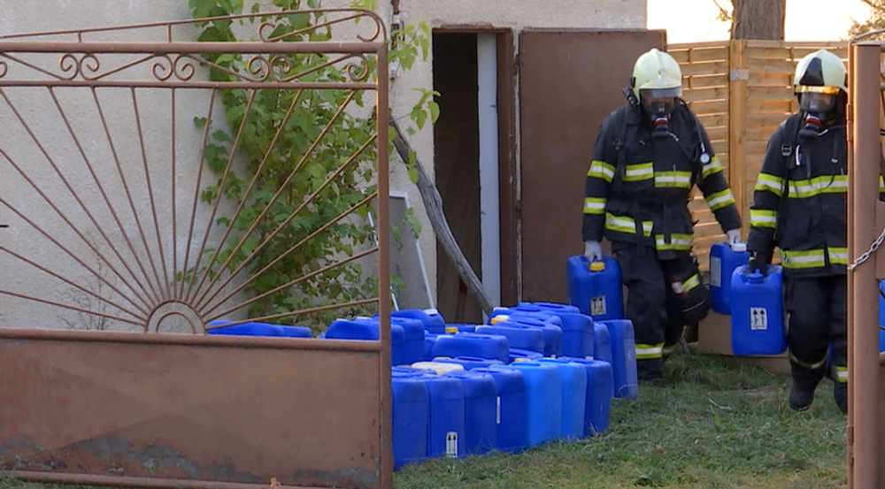 Hasiči pri požiari narazili na podozrivé sudy s neznámymi chemikáliami. Na pomoc prišla aj NAKA