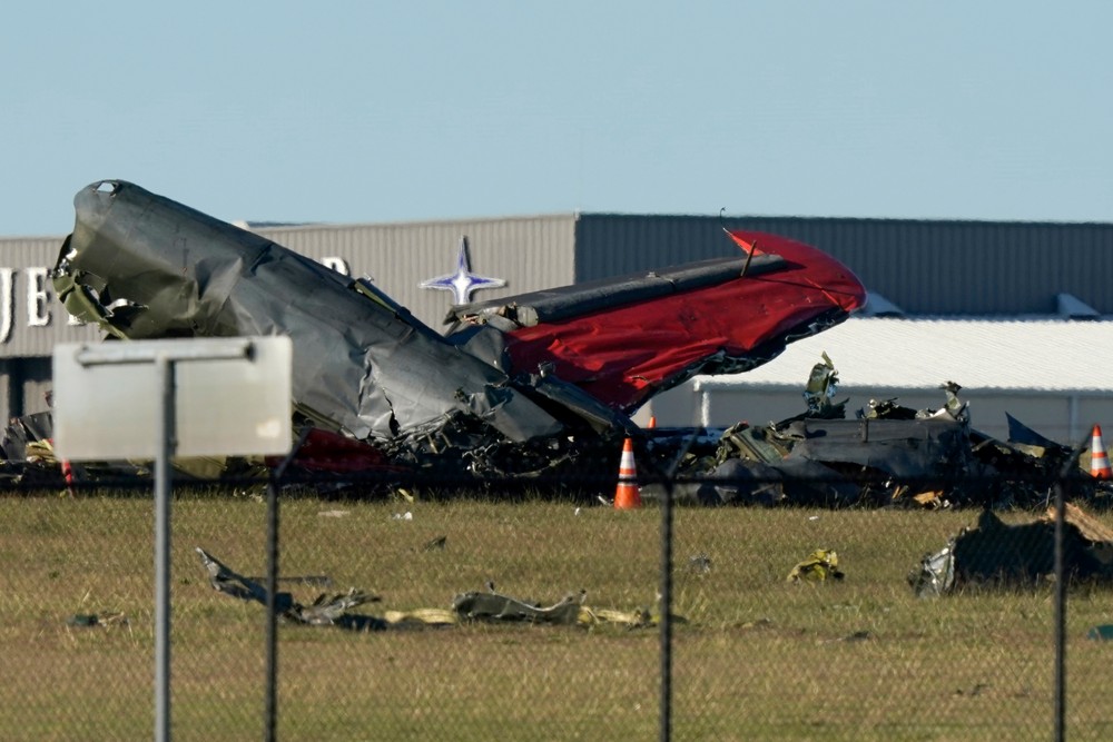 APTOPIX_Dallas_Air_Show_Crash_42955-54e5c7578bd64c478bf9bba4c06bf4ea