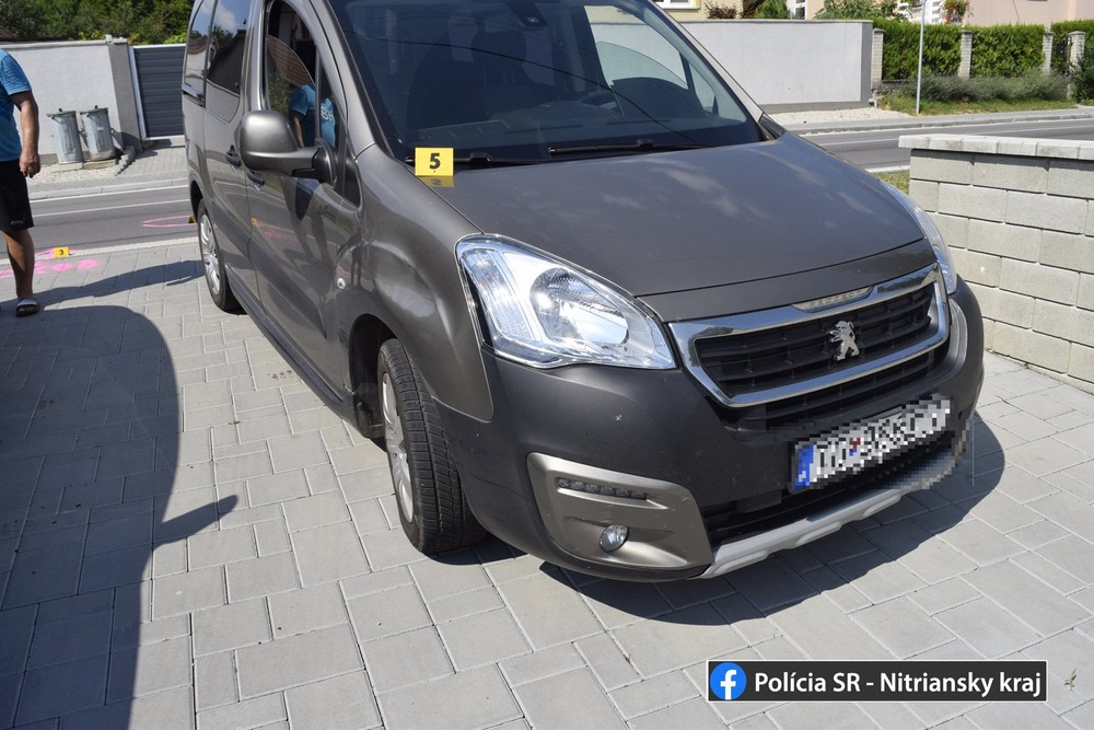 Trojročný chlapec na odrážadle nedal prednosť v jazde, skončil v boku auta