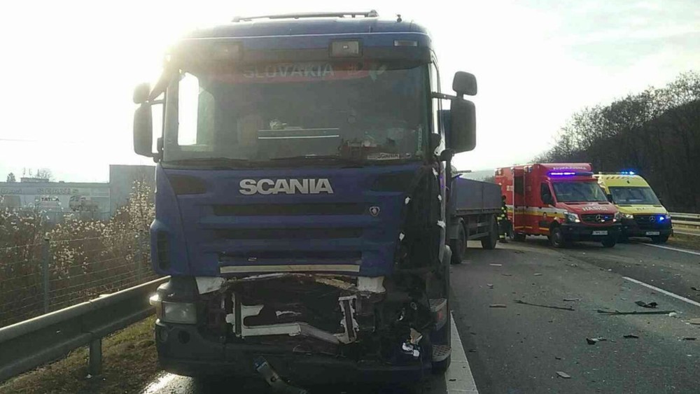 Hromadná dopravná nehoda pri Trenčíne 