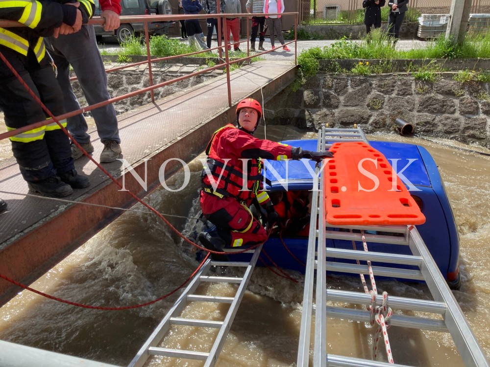 Záchranná akcia v obci Voznica