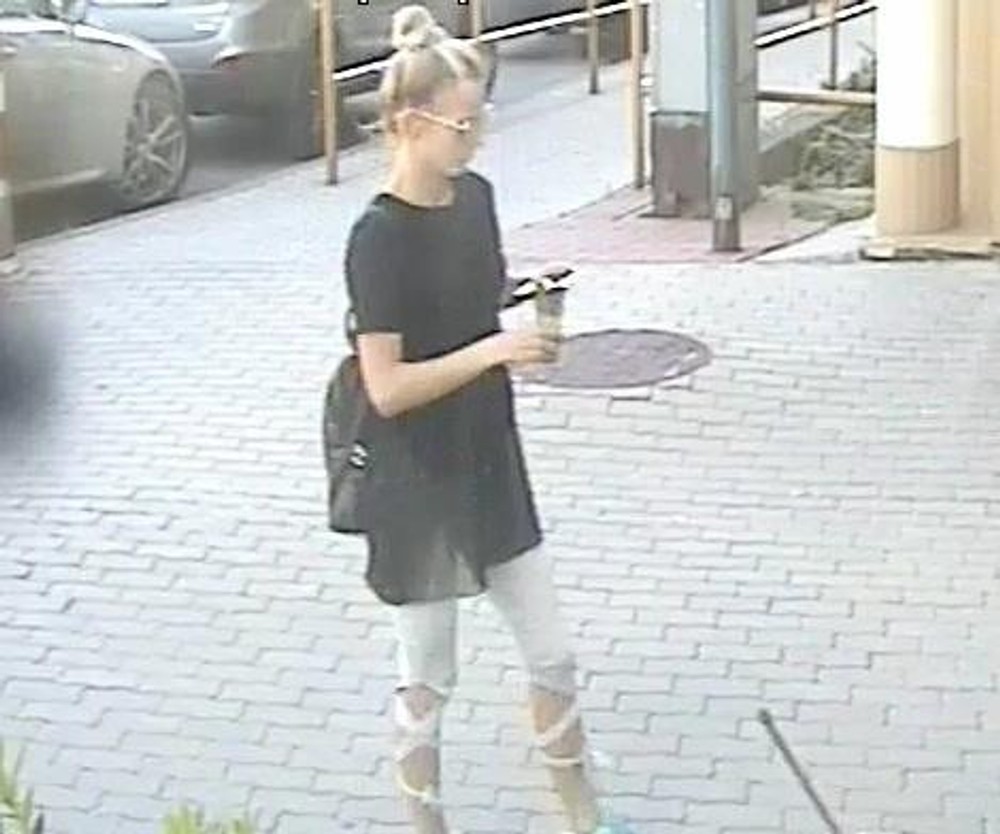 Žena mala odcudziť peniaze z bankomatu