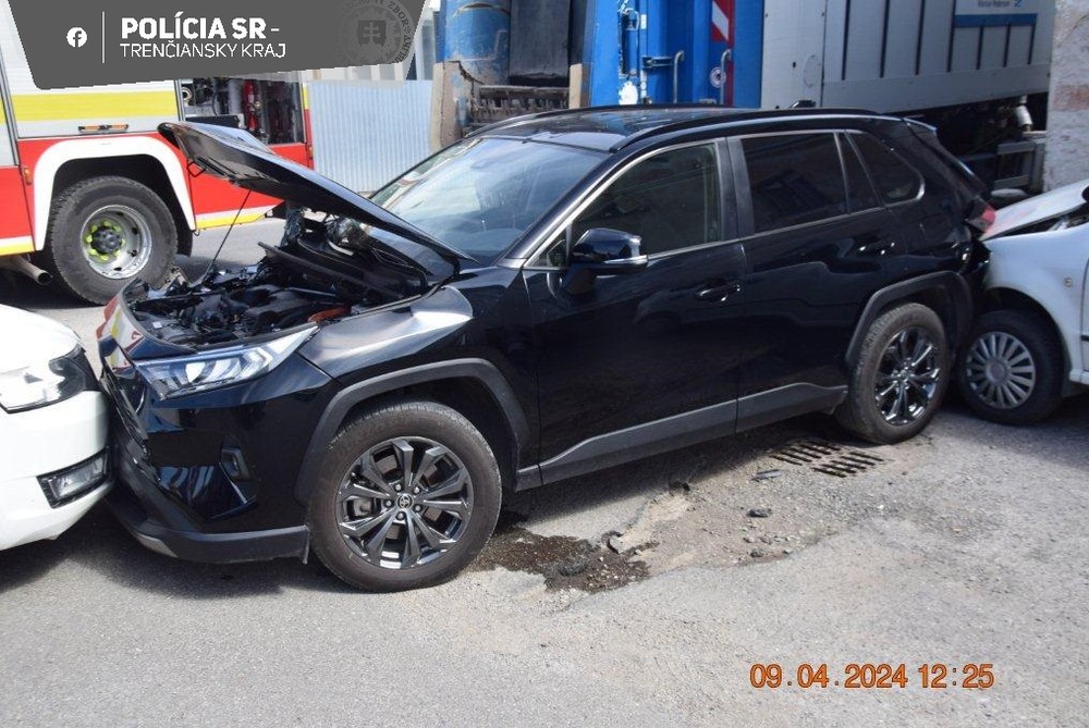 lednické rovne smetiar zdemoloval 8 áut (1)