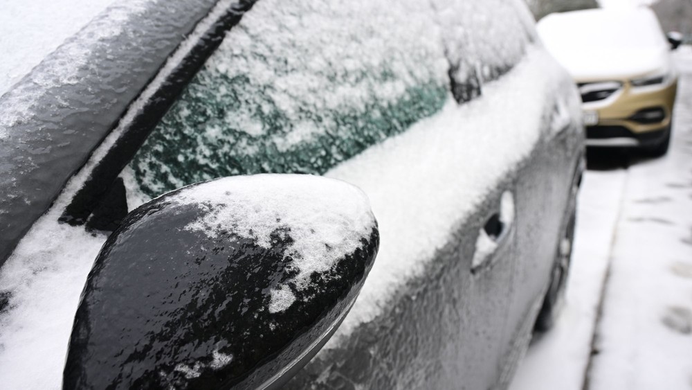 Sneženie a poľadovica skomplikovali dopravu a pohyb pre vodičov i chodcov