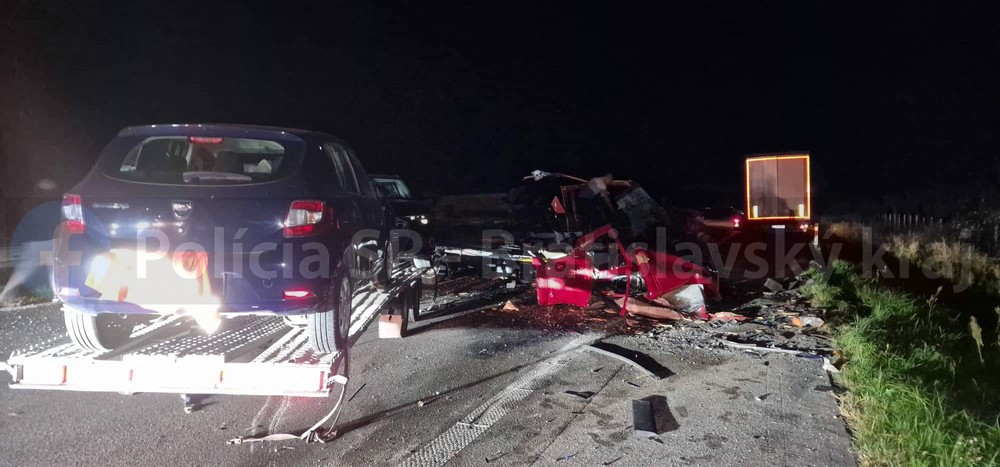 Vodič odťahovej služby narazil na diaľnici do kamióna
