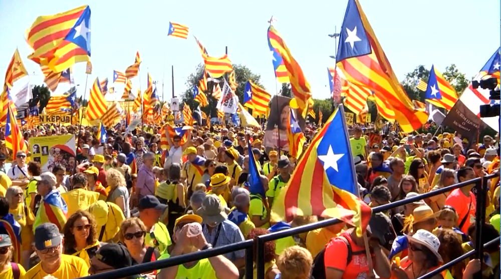 Úvodné zasadnutie nového Európskeho parlamentu poznačili protesty