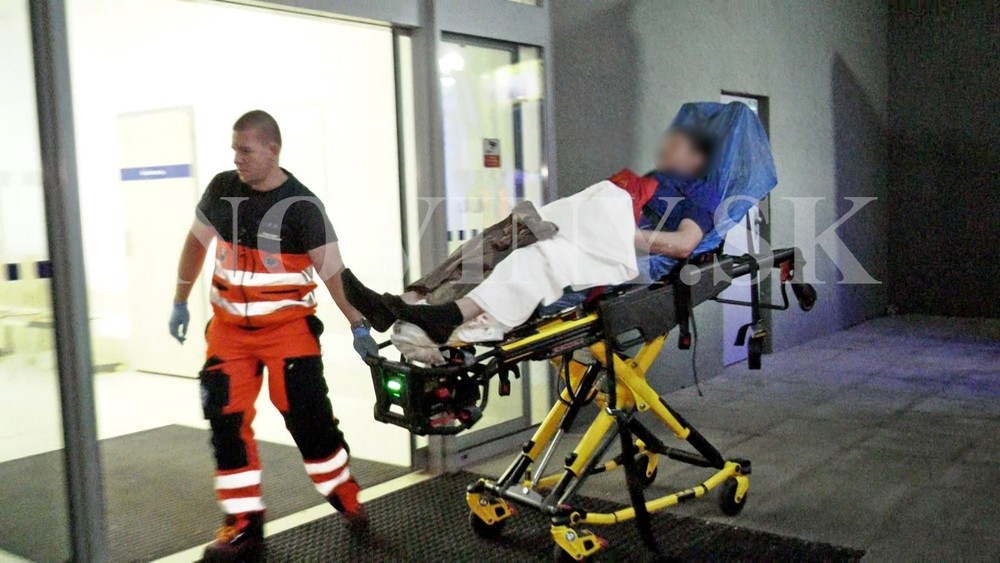 Napadnutý muž po útoku medveďa na nosidlách 