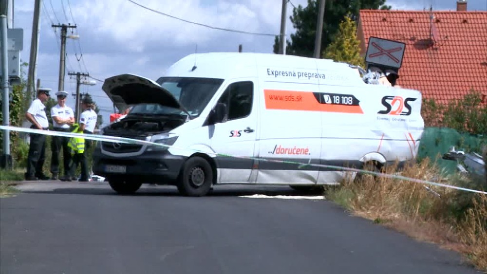 V hlavnom meste došlo k nehode osobného vlaku a dodávky1310