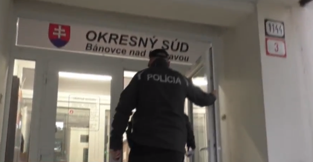 Policajti dostali za mreže dílera kurióznym spôsobom. Mladíka prezradila panika