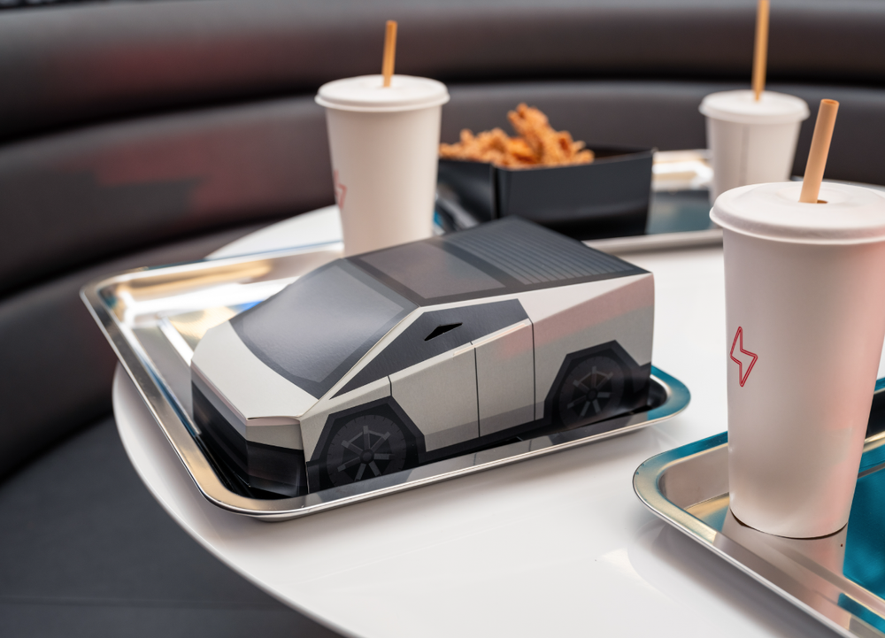 Servírovanie v Tesla Diner