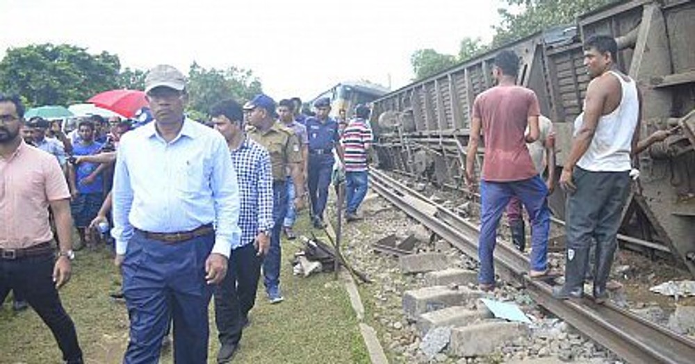 Ku vlakovému nešťastiu došlo v severovýchodnej časti Bangladéša pri prejazde mostu nad kanálom.