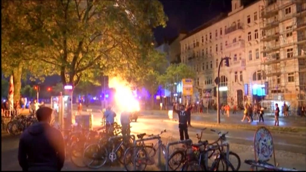 VIDEO: Nemecko v plameňoch. Demonštranti rabovali a útočili na policajtov654
