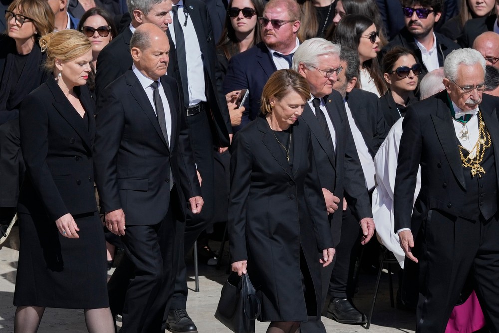 Nemecký kancelár Olaf Scholz (druhý zľava) a manželka Britta Ernstová