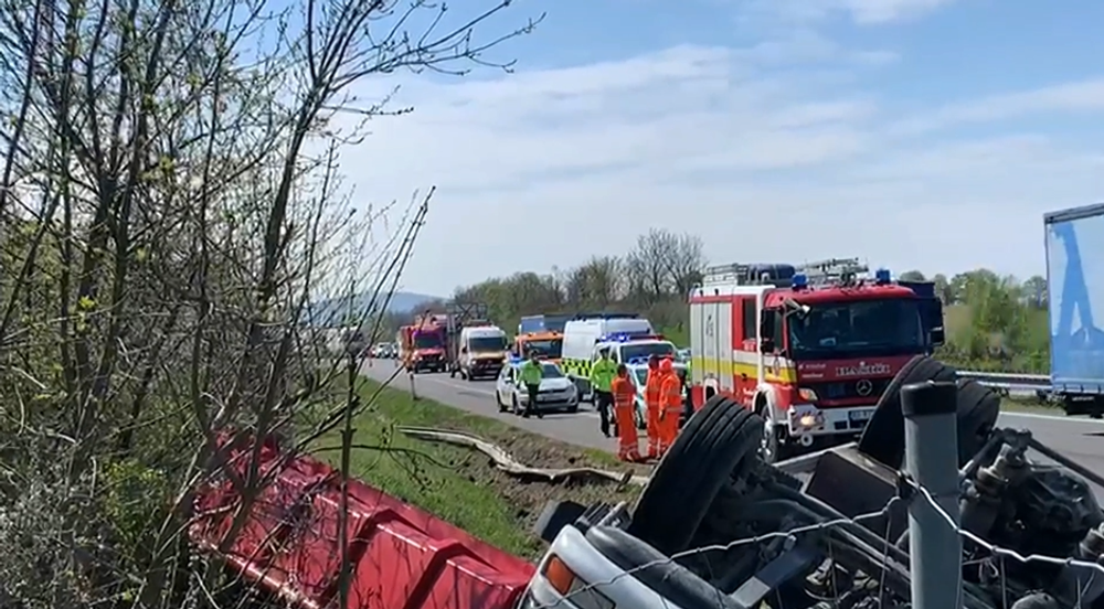 Diaľnicu D2 uzavrela nehoda