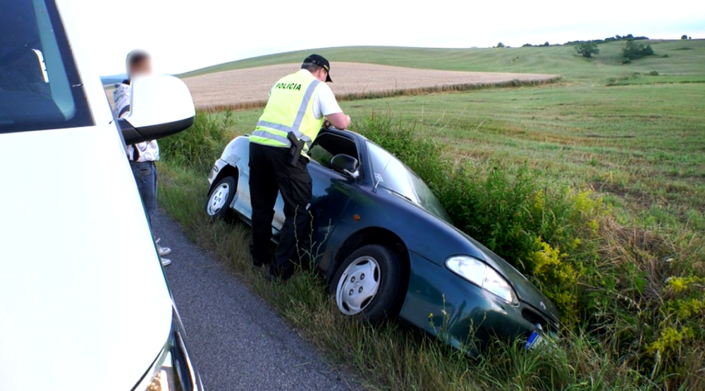 Bez vodičského a s alkoholom v krvi. S autom sa nakoniec prevrátili a skončil v priekope