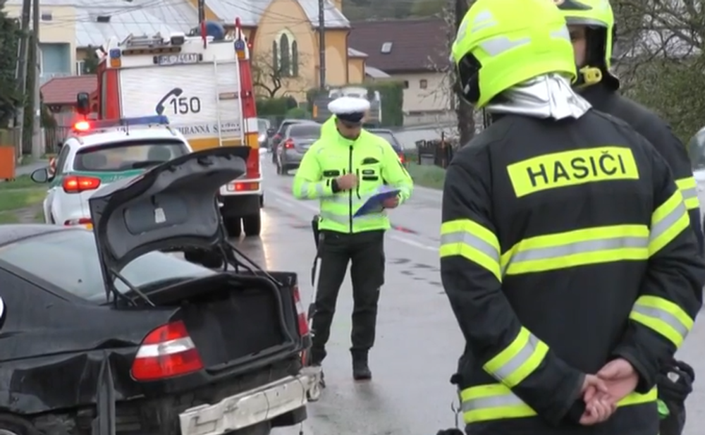 Polícia pri nehode auta 