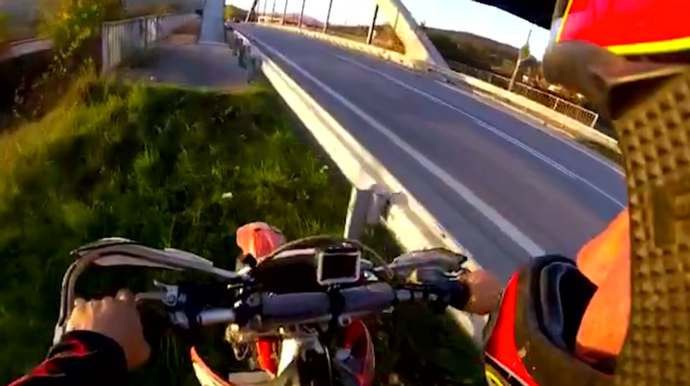 Kaskadérsky kúsok, z ktorého až mrazí. Video si zaslúžilo pozornosť celého internetu, ale aj polície