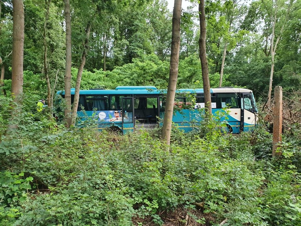 Pri Nitre sa zrazil autobus s osobným automobilom