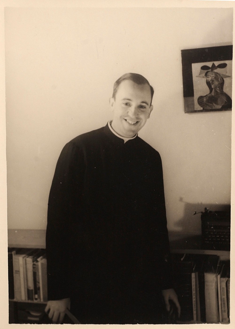 Na snímke z roku 1966, ktorú zverejnila salvádorská škola, argentínsky seminarista Jorge Mario Bergoglio sa usmieva na portrét v salvádorskej škole.