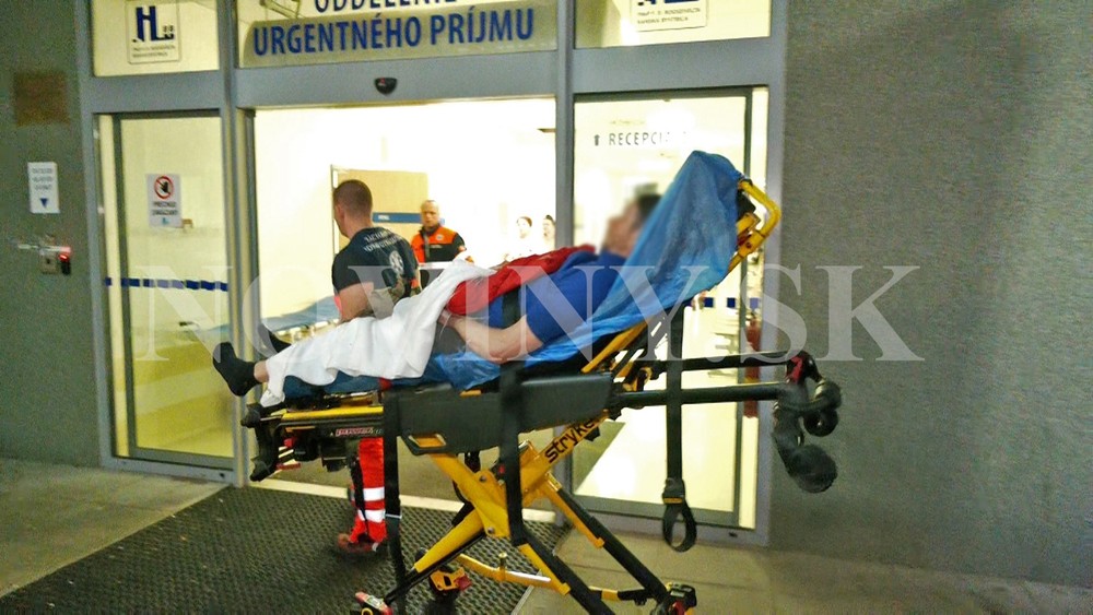 Napadnutý muž na nosidlách v nemocnici