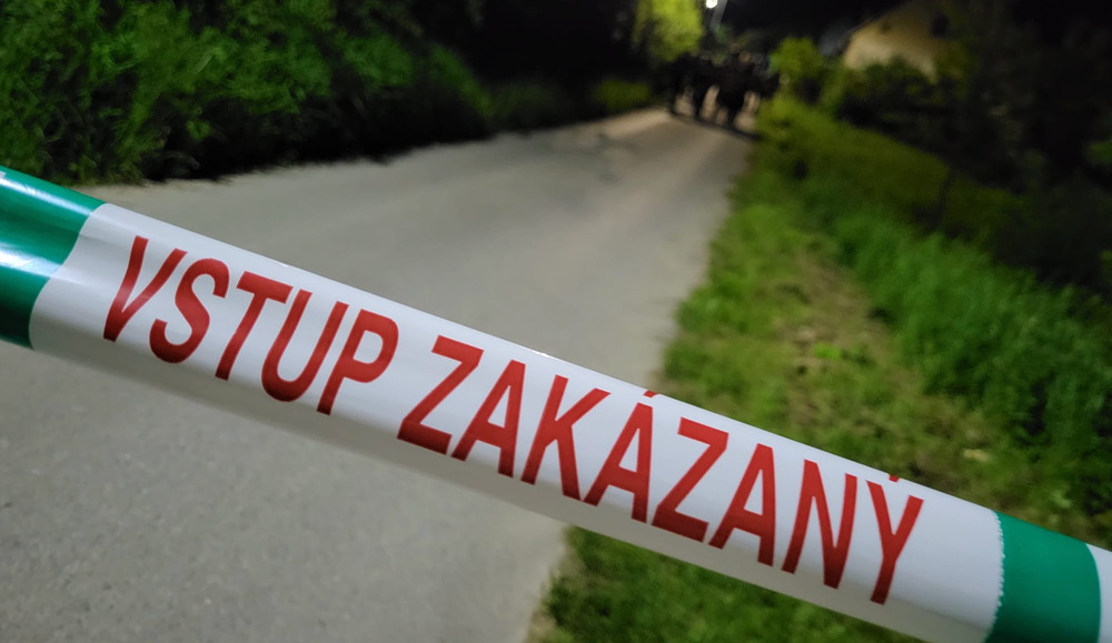 Muž sa zabarikádoval v dome