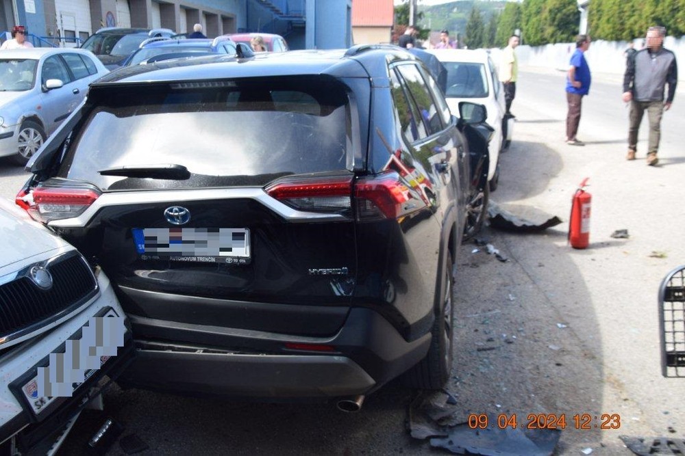 lednické rovne smetiar zdemoloval 8 áut (4)