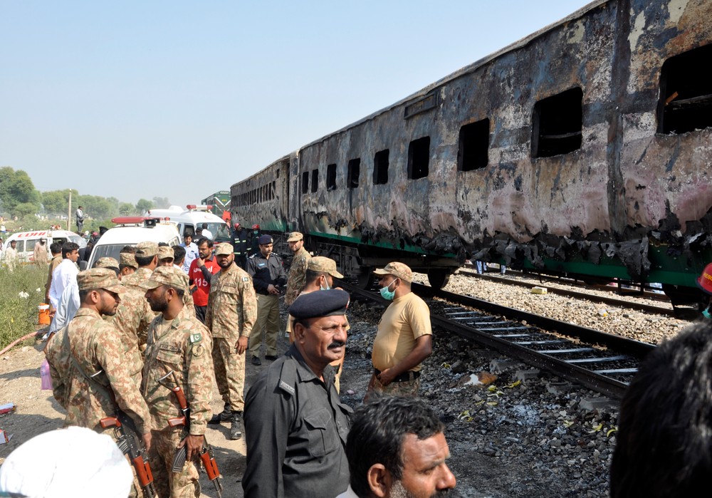 Idúci vlak zachvátil požiar, pripravil o život desiatky ľudí