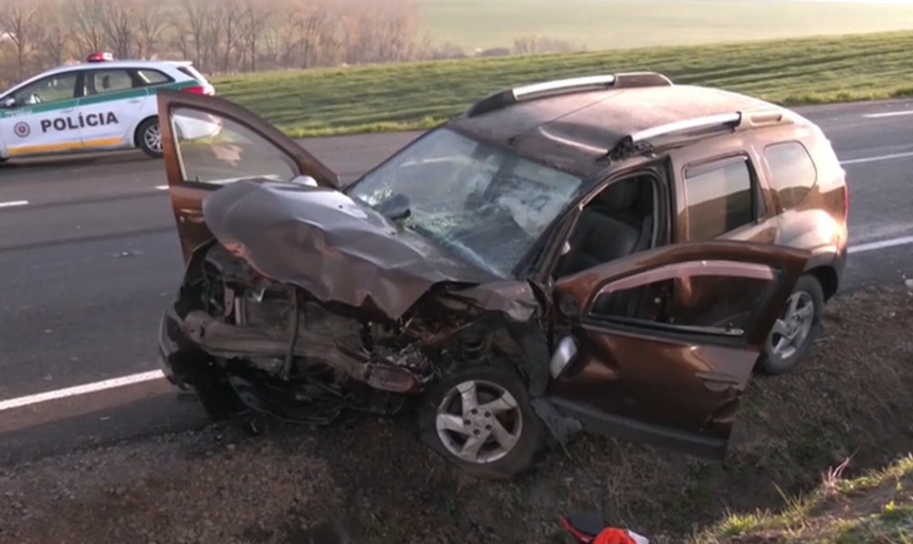 Osobné auto po zrážke pri Vrábľoch 5