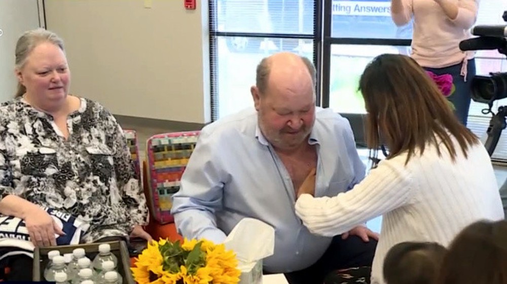 Žena počúva srdce svojej lásky 