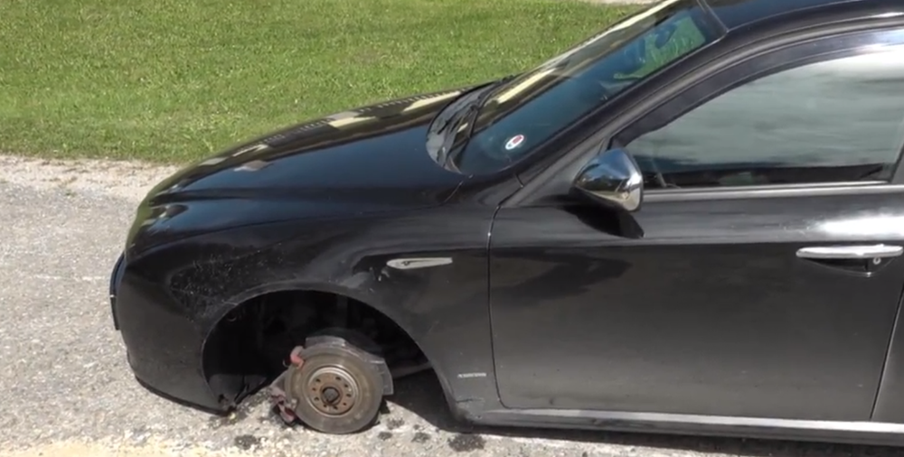 Opitý vodič unikal niekoľko kilometrov, nezastavil ho ani defekt  