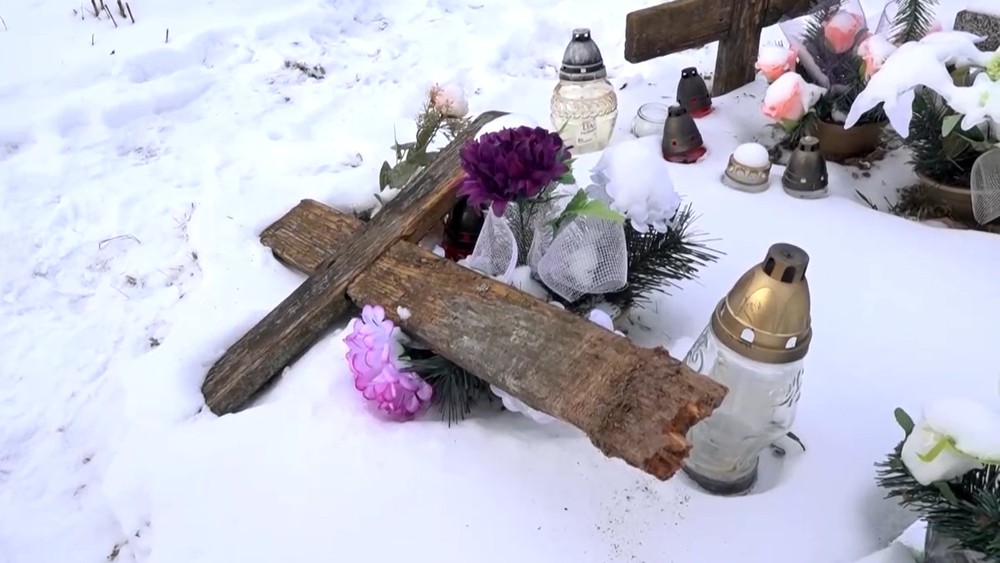 Kríže vytrhli zo zeme